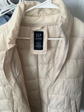 GAP Recycled Puffer Jacket in Beige Cream